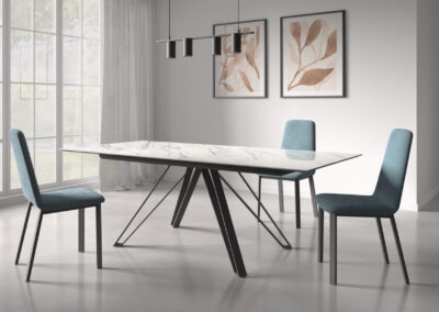 Intérieur contemporain : table et chaises