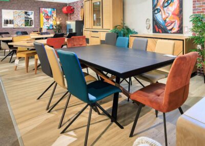 Chaises contemporaines de plusieurs couleurs