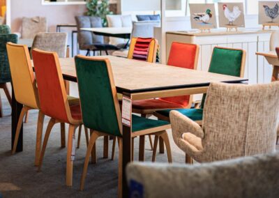 Chaises contemporaines de plusieurs couleurs